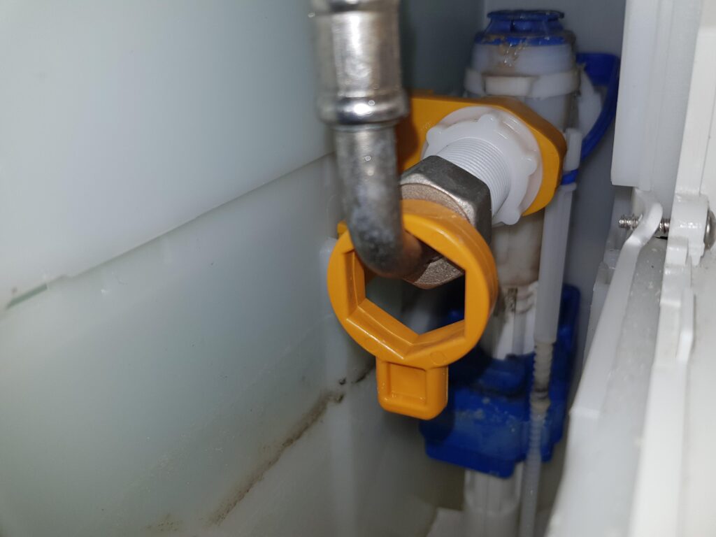 Şamandıra veya iç takım arızası gömme rezervuarın suyu kesmemesine neden olabilir.